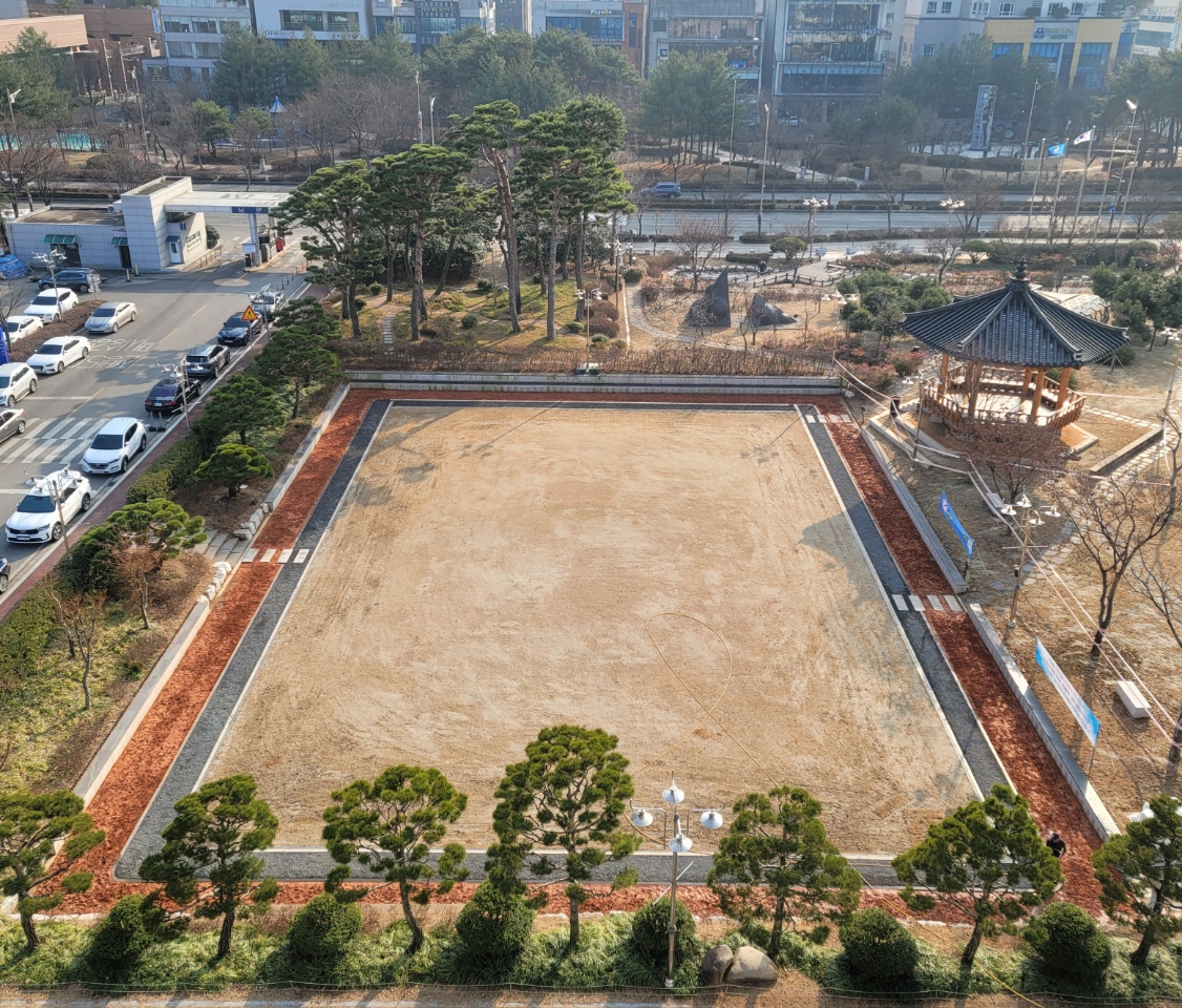 Barefoot Red Clay Road is Opened in the Grass Plaza of Jeonbuk State Office image(1)