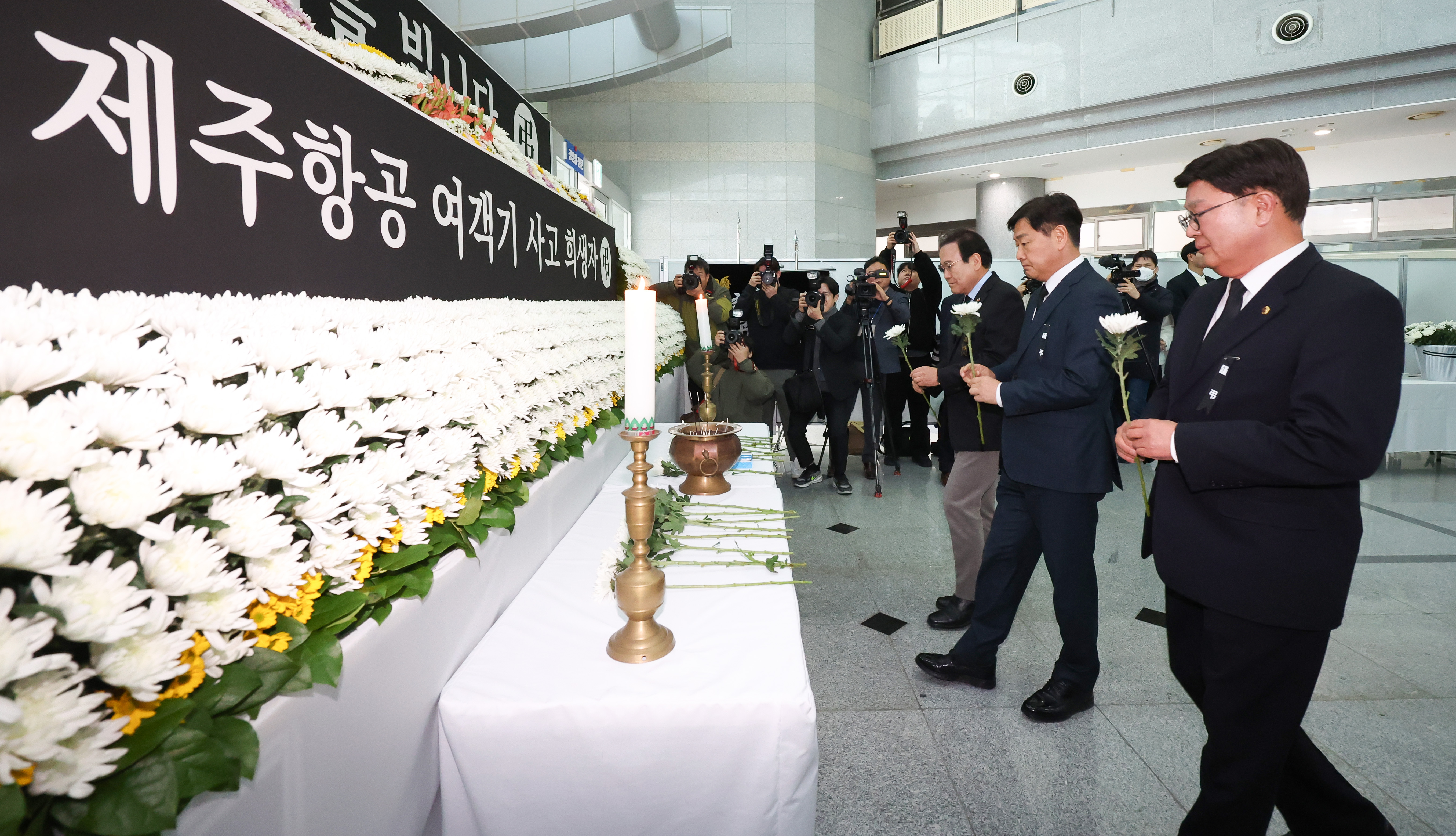 제주항공 여객기 추락사고 희생자 분향소 참배 이미지(2)