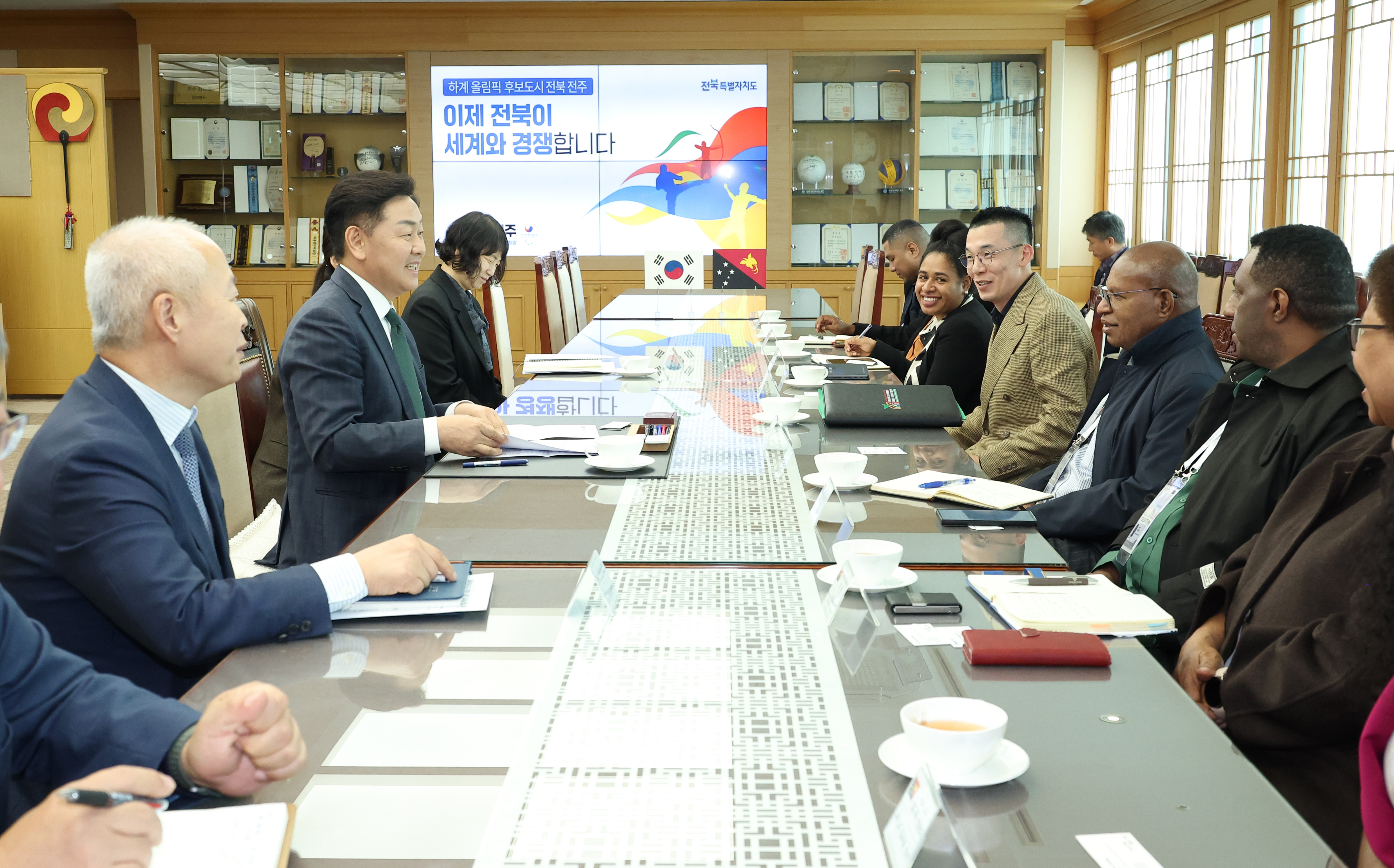 파푸아뉴기니 국제무역·투자부 리차드 마루(Richard Maru) 장관 대표단 전북방문 이미지(3)