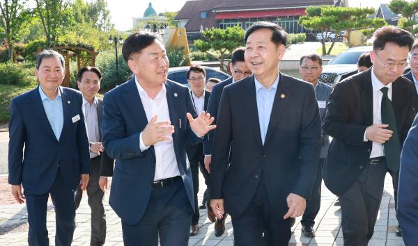 지방살리기 상생소비 활성화를 위한 임실군, 기회재정부, 국민연금공단 자매결연 협약식( 구윤철 부총리)