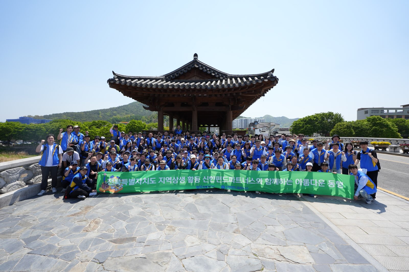 “기업과 함께하는 전북형 ESG 실천” 플로깅과 전통시장 활성화 결합 이미지(1)