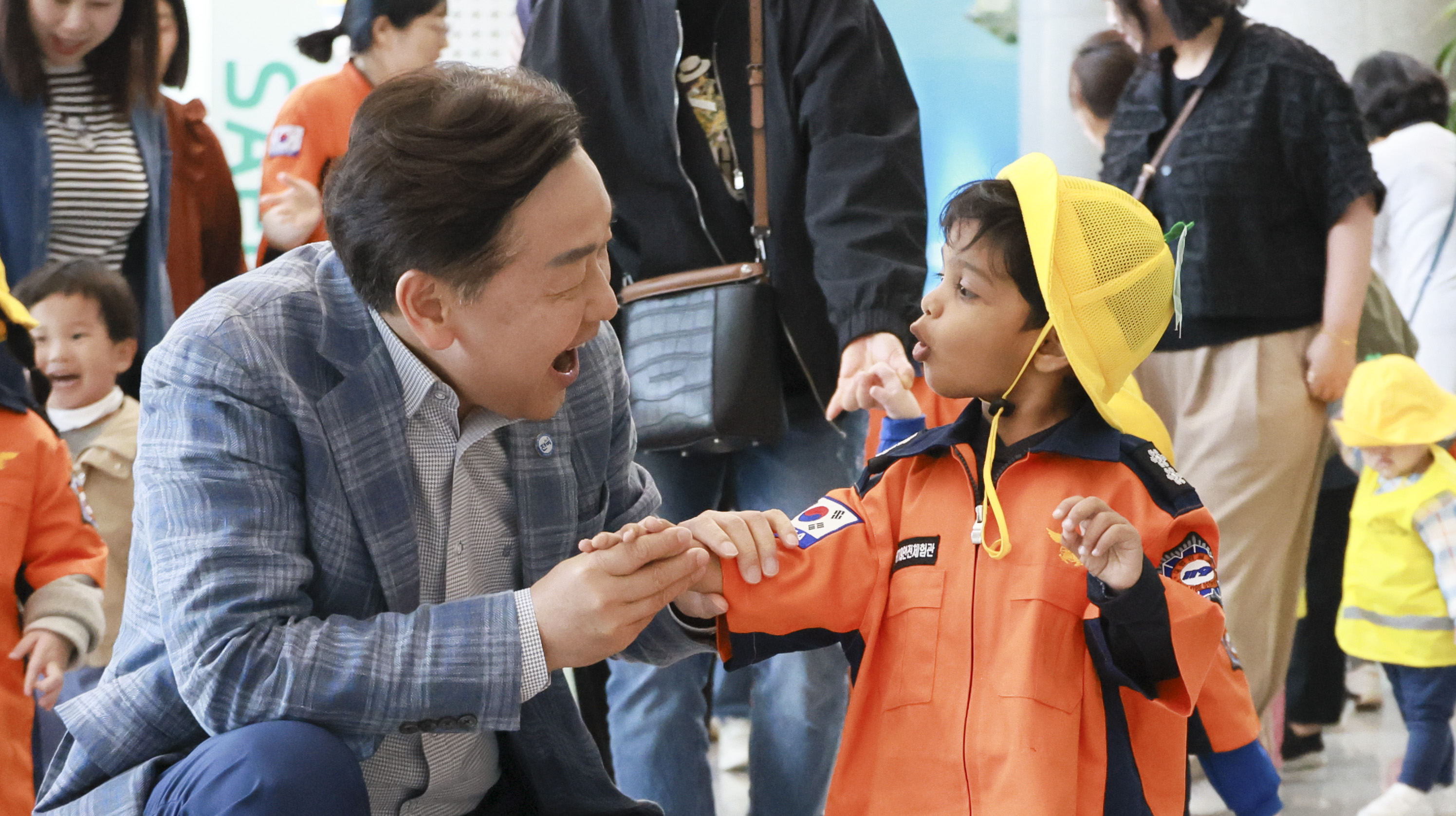 전북도청이 놀이터가 됐다… 김관영 지사, 어린이들과 함께한 특별한 봄날 이미지(1)
