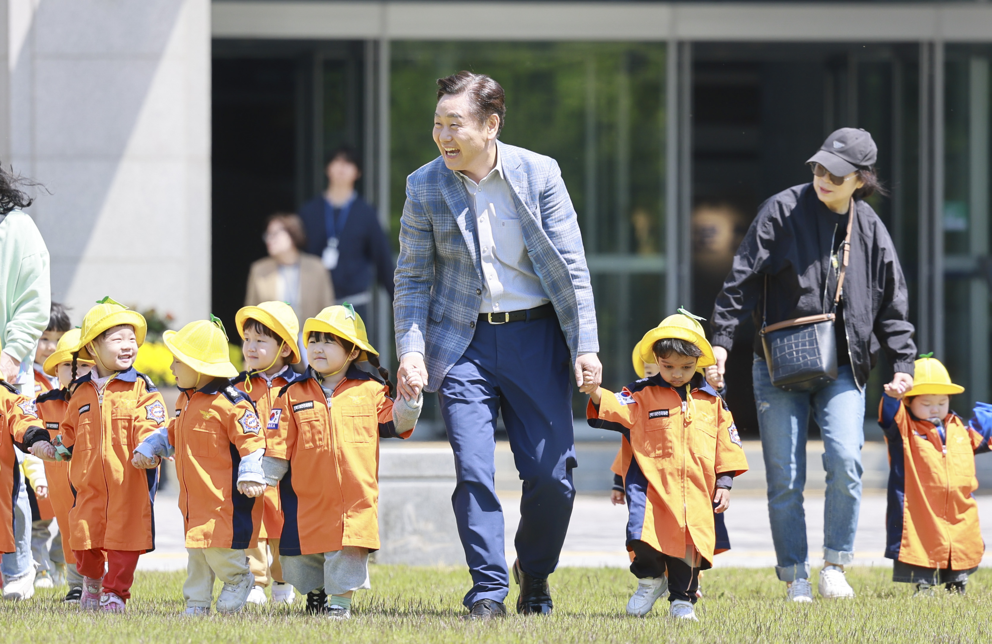 전북도청이 놀이터가 됐다… 김관영 지사, 어린이들과 함께한 특별한 봄날 이미지(2)