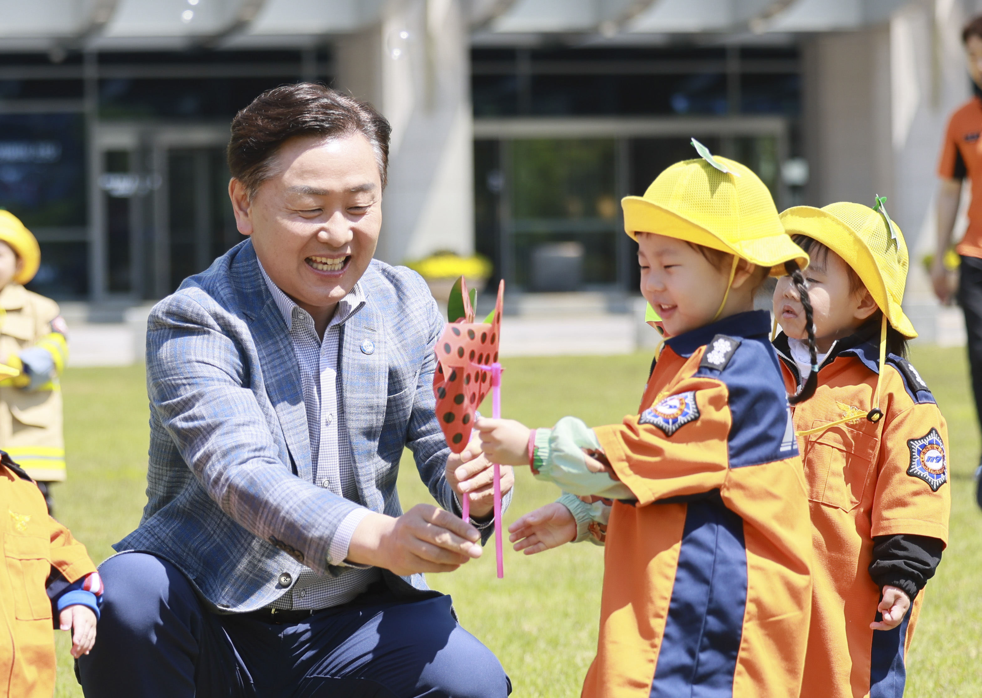 전북도청이 놀이터가 됐다… 김관영 지사, 어린이들과 함께한 특별한 봄날 이미지(4)
