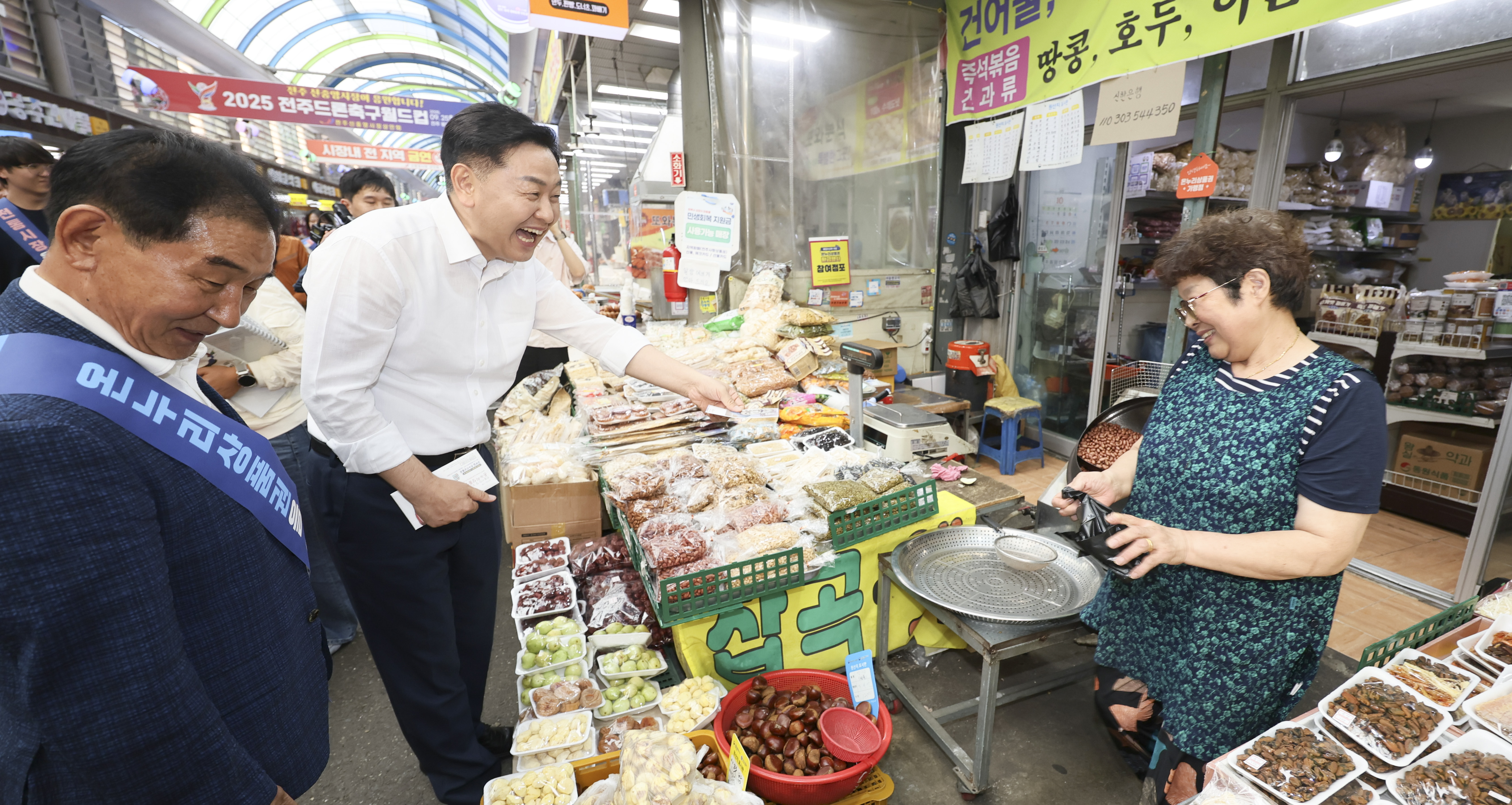 김관영 지사, 명절 전통시장 격려  실속 있는 장보기, 답은 전통시장에서 이미지(2)