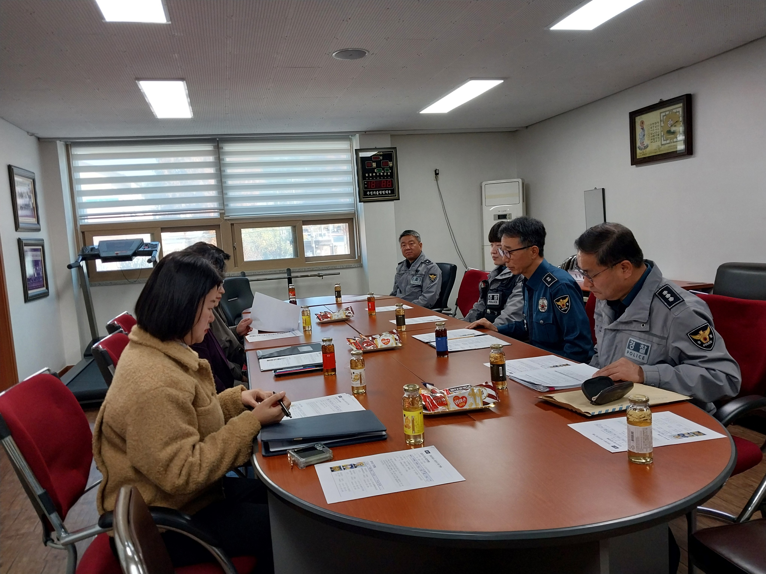 전북자치경찰위원회, 정읍 중앙지구대 방문… 현장 경찰관 격려 및 유공자 표창 이미지(2)