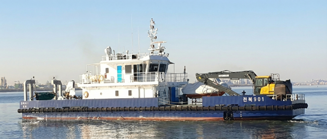 전북자치도, 청정 전북바다 지키기 본격 시동… ‘전북901호’첫 출항 이미지(1)