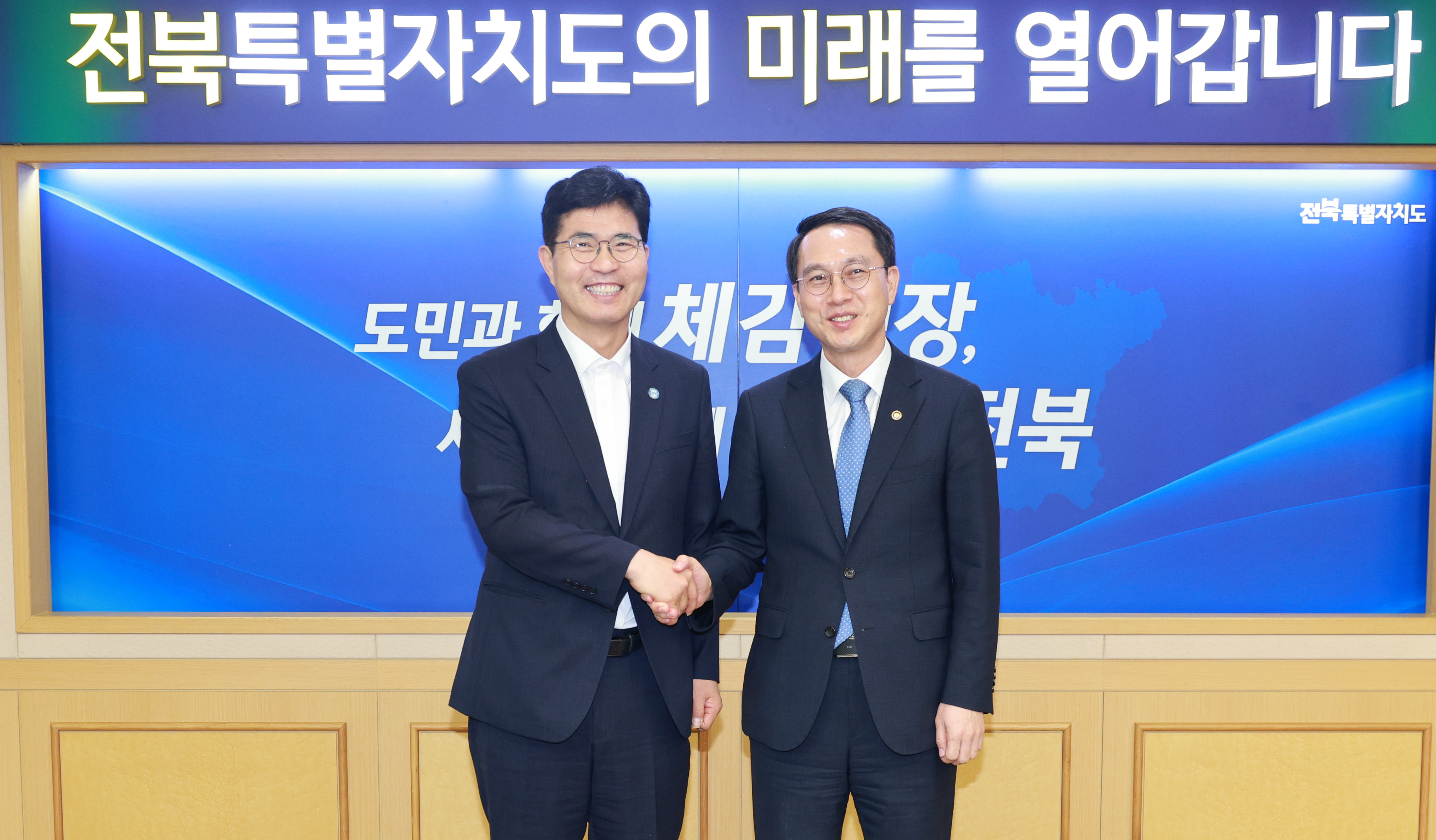 이원택 지사, 새만금개발청장과 첫 회동… “새만금 대도약 함께 만든다” 이미지(1)