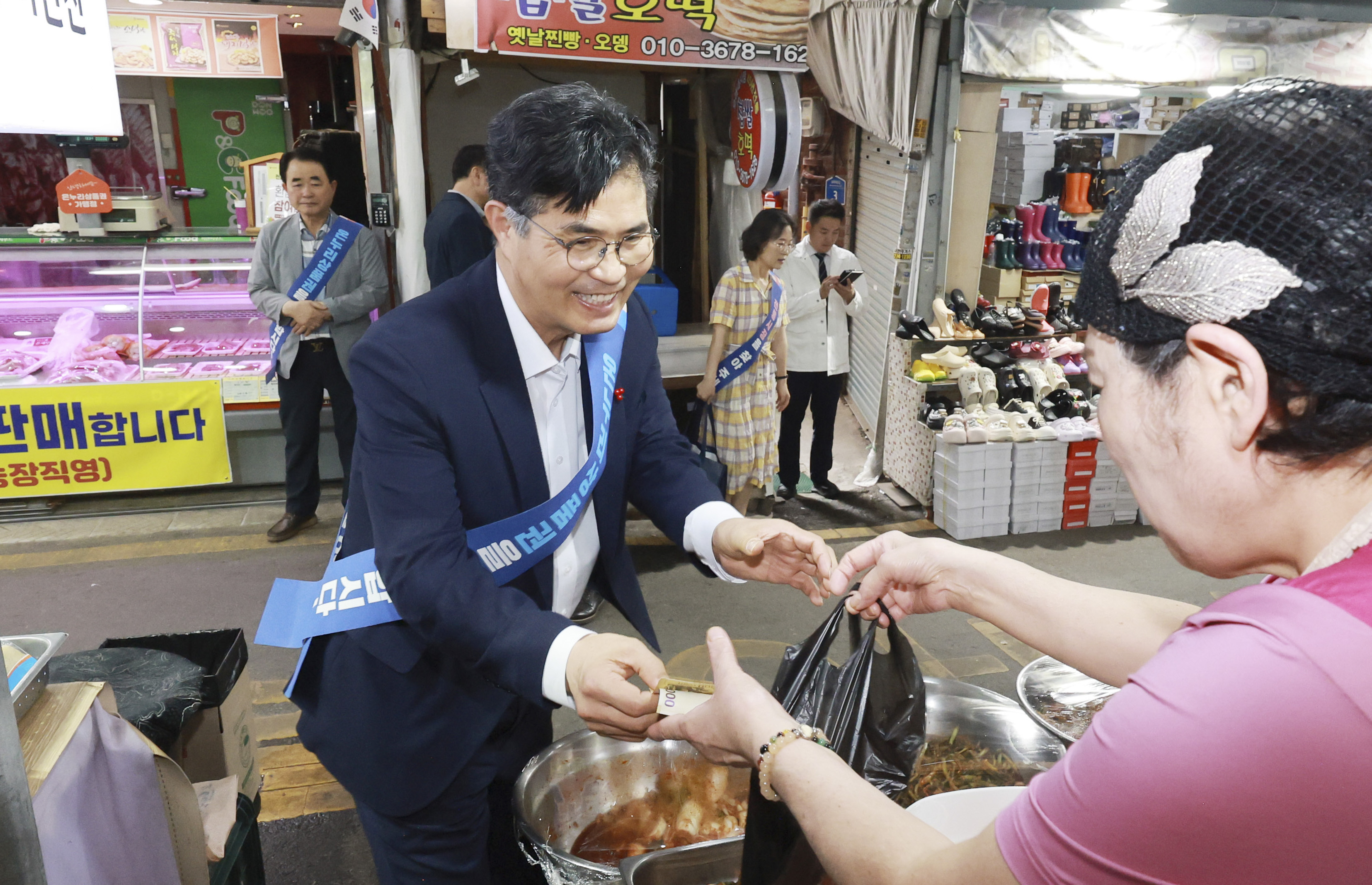 이원택 전북자치도지사, 추석 앞두고 전통시장 장보기 나서 이미지(4)