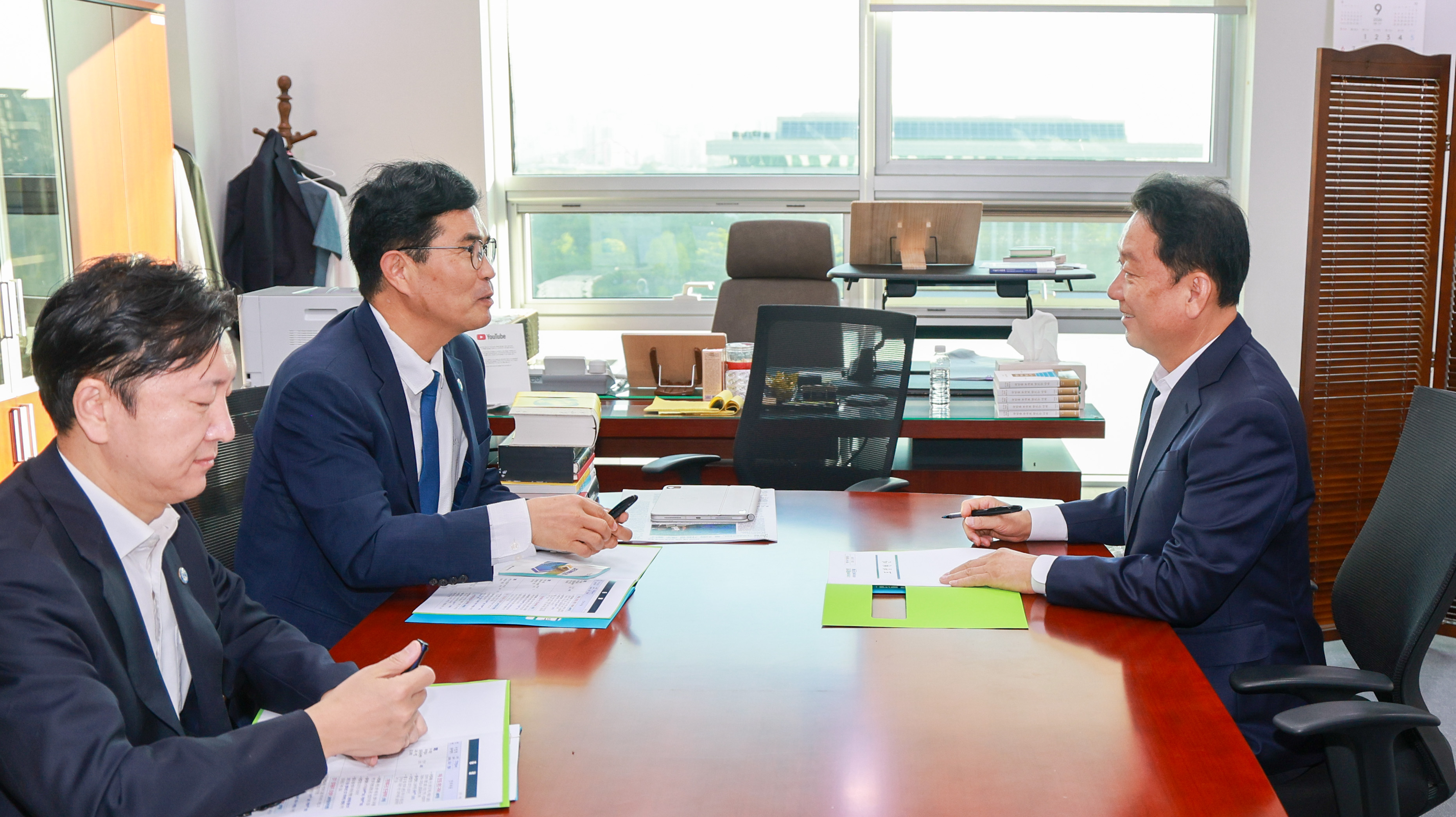 이원택 도지사, 국회서 현대차 9조 투자 및 피지컬AI 뒷받침할 2027 국가예산 총력 건의 이미지(1)