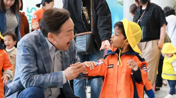 전북도청이 놀이터가 됐다… 김관영 지사, 어린이들과 함께한 특별한 봄날