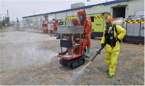 화학사고 대응‘빈틈없게’…유해화학물질 중화제 살포 훈련 실시