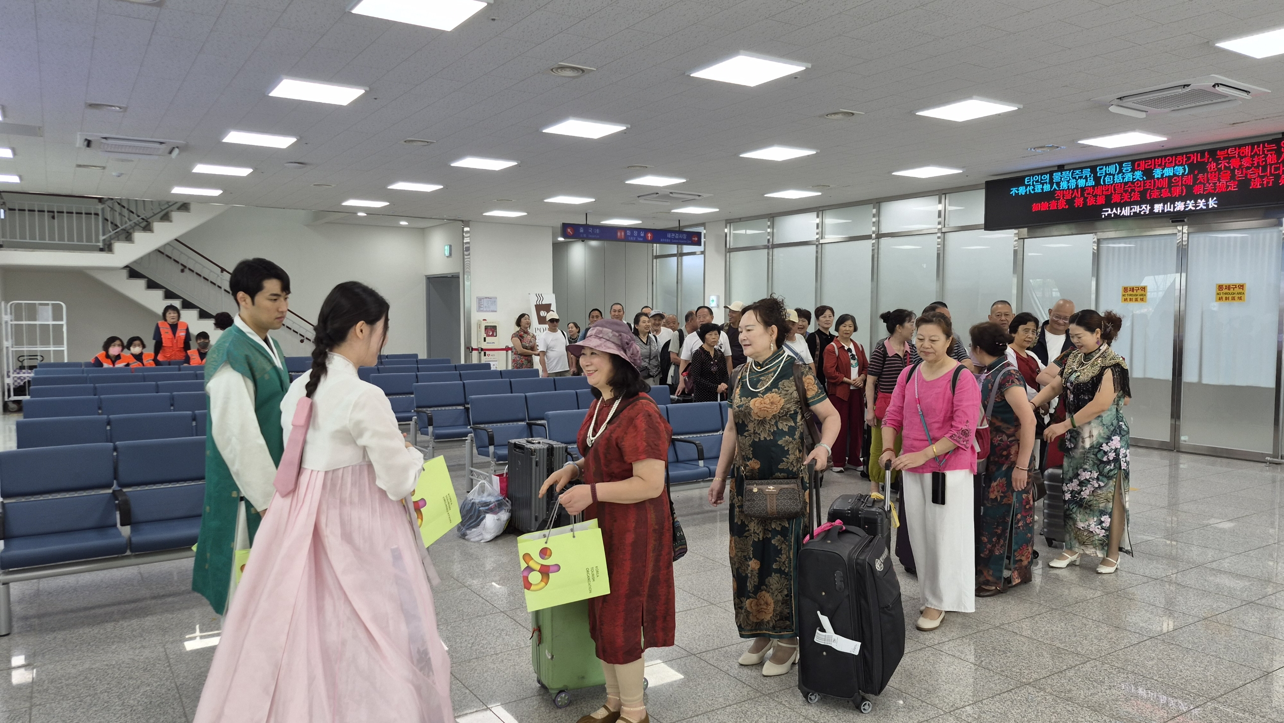 Tỉnh tự trị Jeonbuk thu hút 1.200 khách du lịch Trung Quốc kết nối qua tuyến phà Seokdo cảng Gunsan image(1)
