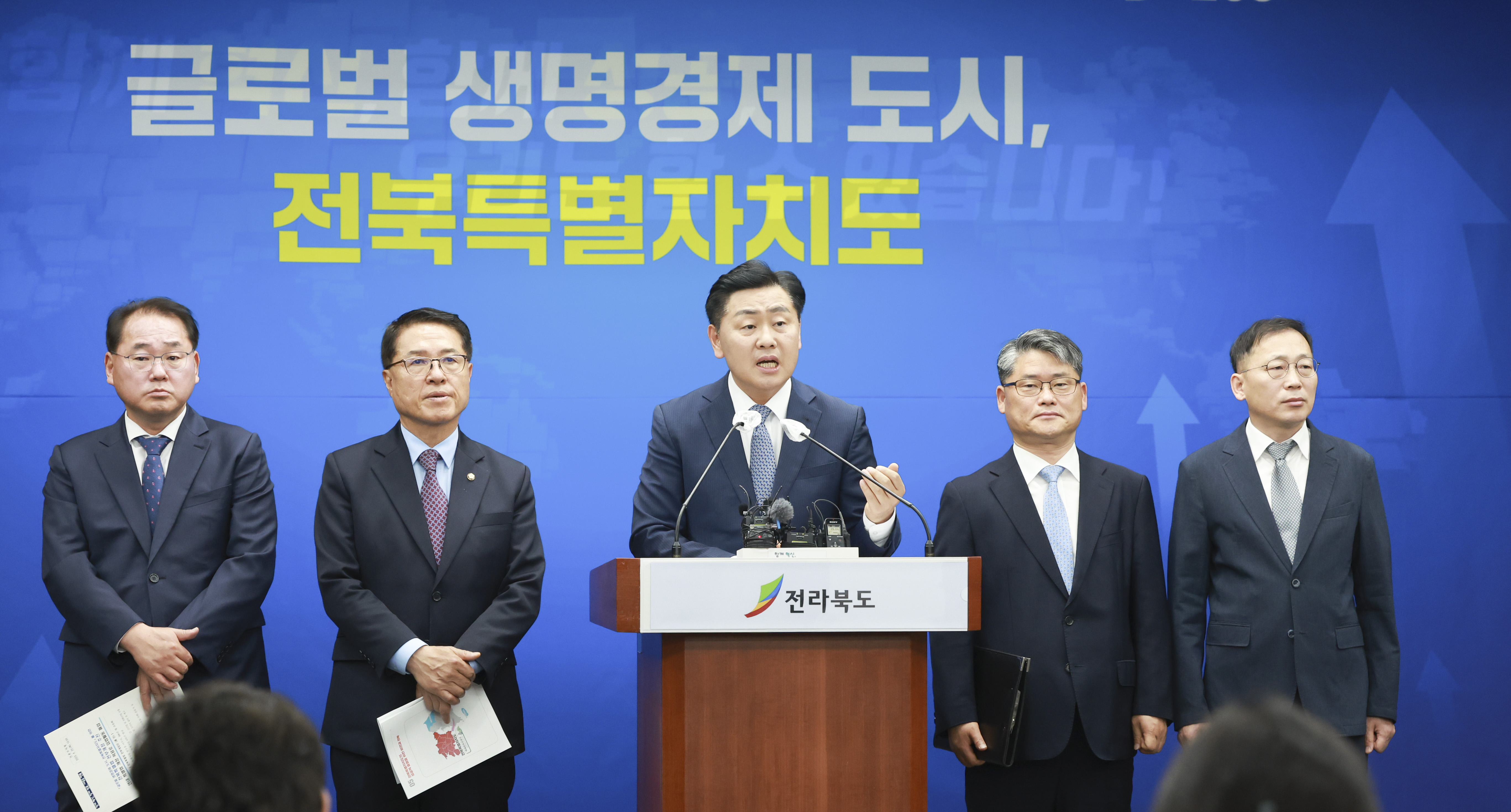 Jeollabuk-do Pushes up with Revising All Jeonbuk Special Laws within This Year to Take off as a New Jeonbuk image(1)