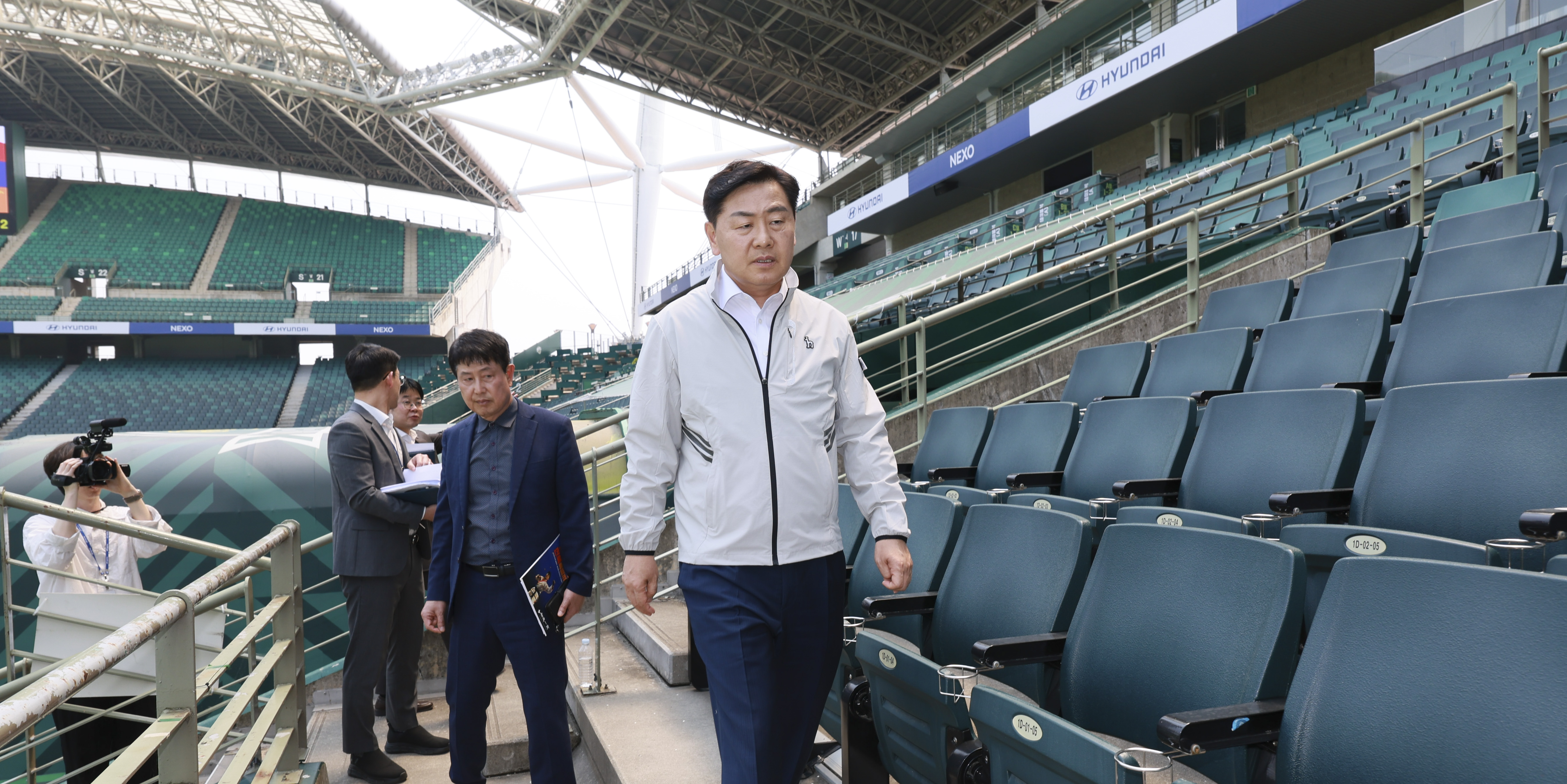 “Key elements for successfully bidding for the Olympic Games, which will be found in the field.” Governor Kim, Gwanyeong inspected the Stadium facilities. Speeding up the process of bidding. image(1)