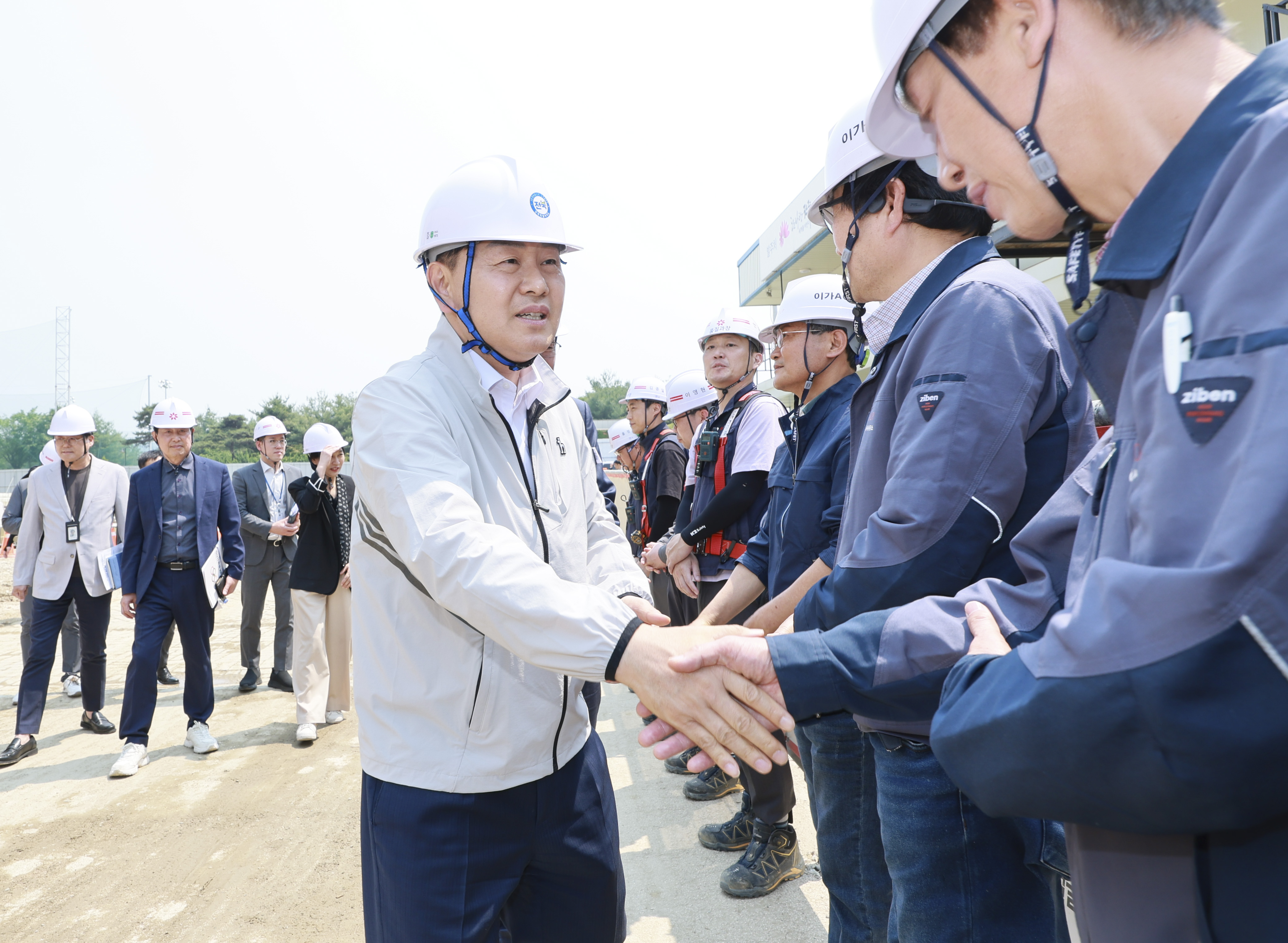 “Key elements for successfully bidding for the Olympic Games, which will be found in the field.” Governor Kim, Gwanyeong inspected the Stadium facilities. Speeding up the process of bidding. image(3)