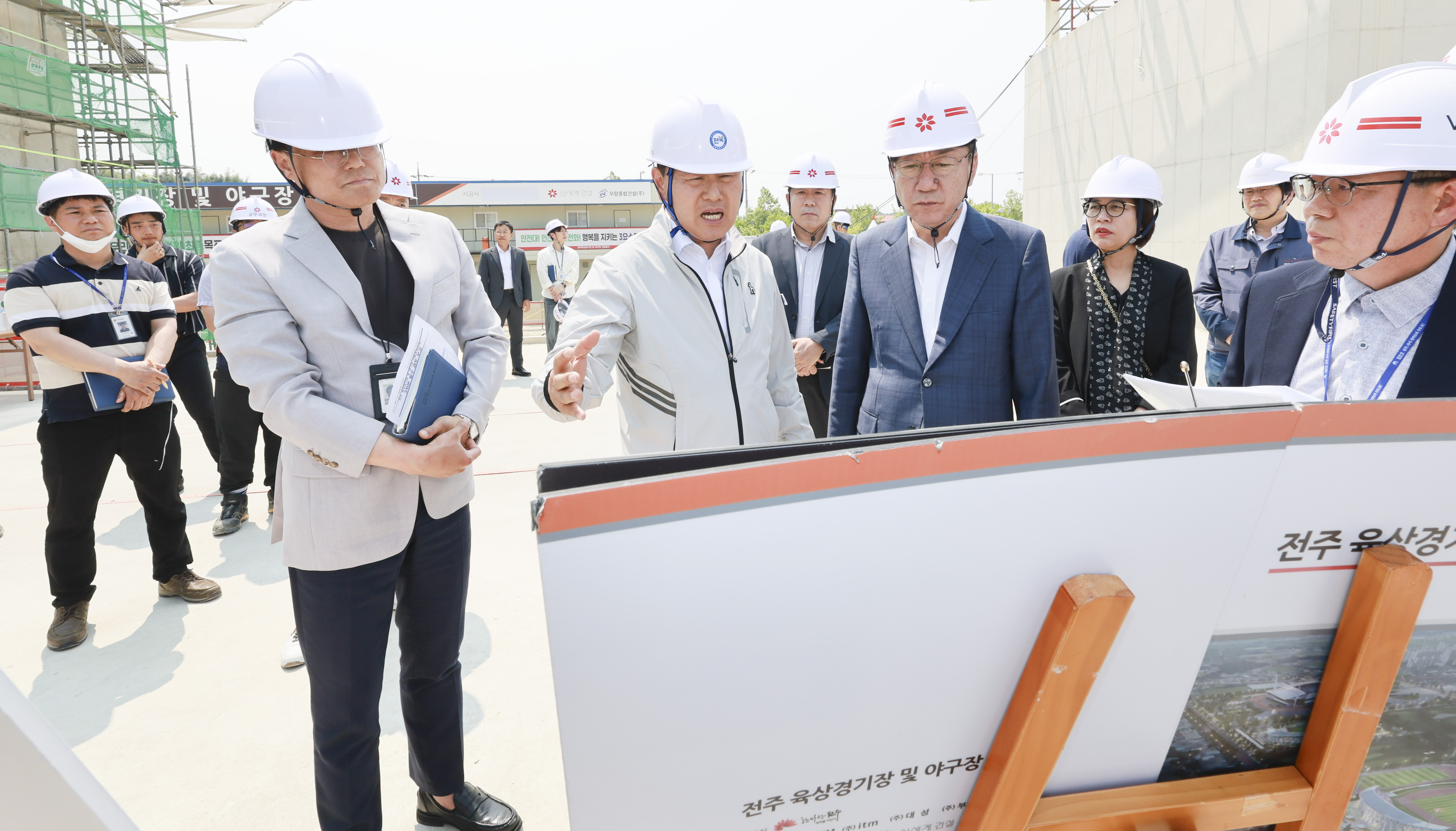 “Key elements for successfully bidding for the Olympic Games, which will be found in the field.” Governor Kim, Gwanyeong inspected the Stadium facilities. Speeding up the process of bidding. image(4)