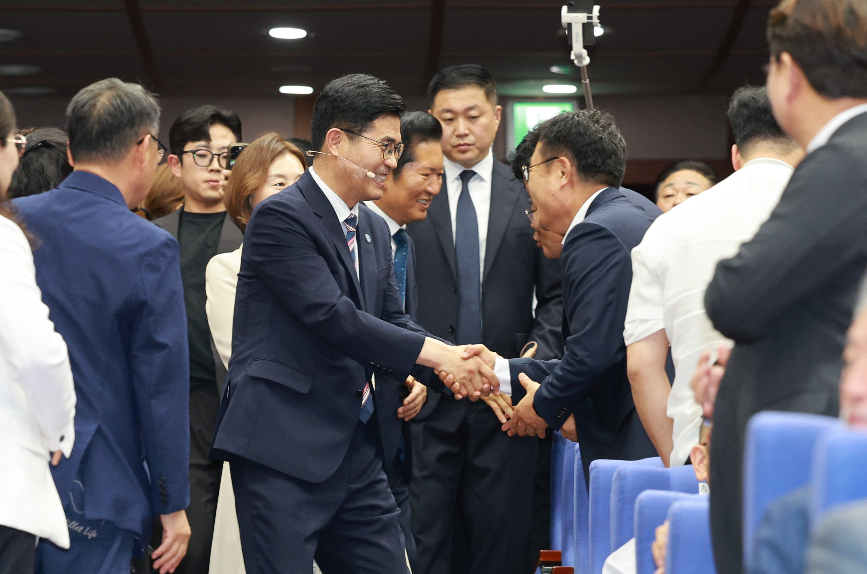 The Yi Won-taek administration has launched… Opening an era of provincial peoples sovereignty government. The inauguration of Yi Won-taek as the 37th Governor of Jeonbuk State Governor.