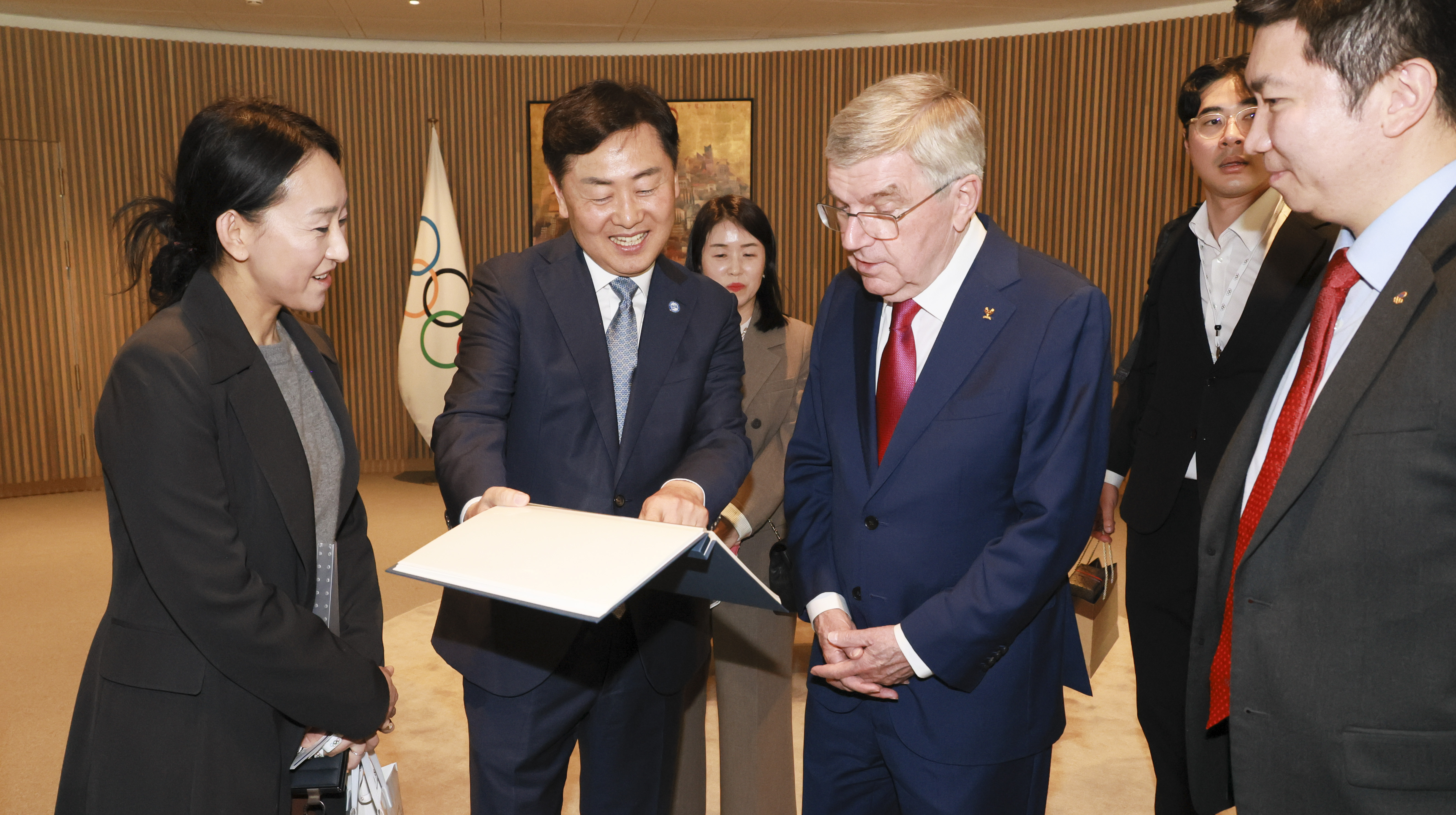 For winning a bid for the Olympic Games, Jeonbuk is expanding its horizens. Governor Kim, Gwanyeong met the President of the International Olympic Committee(IOC) 이미지(2)