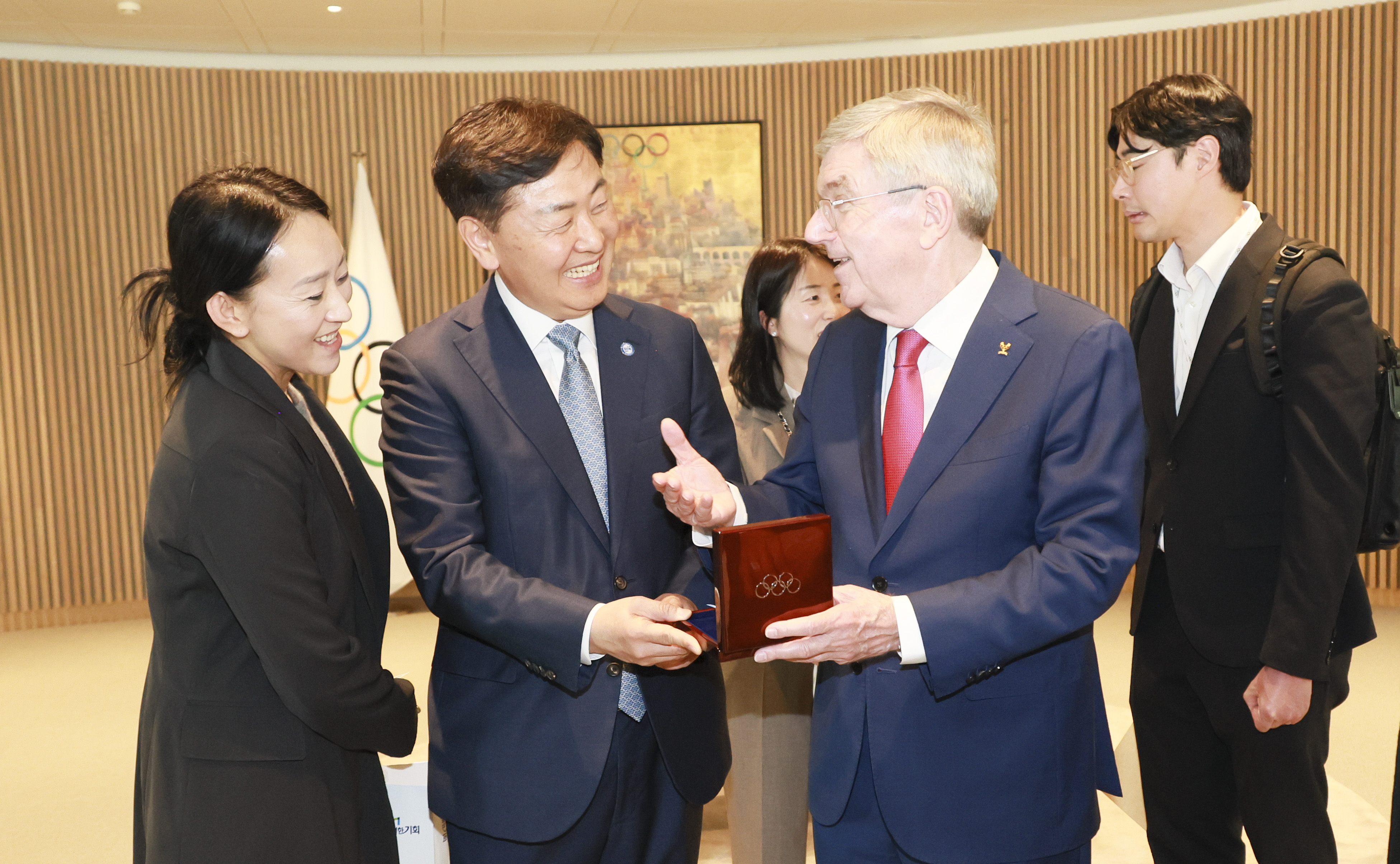 For winning a bid for the Olympic Games, Jeonbuk is expanding its horizens. Governor Kim, Gwanyeong met the President of the International Olympic Committee(IOC) 이미지(3)