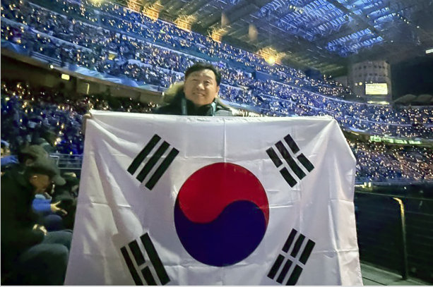 Governor holds the South Korean national flag at an Olympic venue, cheering for the national team and the success of the Milano Cortina 2026 image(1)