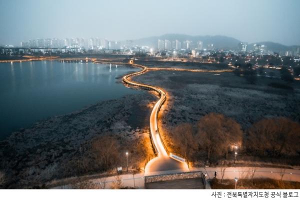 Jeonju’s Gijije Waterfront Park offers gentle, wheelchair-accessible trails for all.